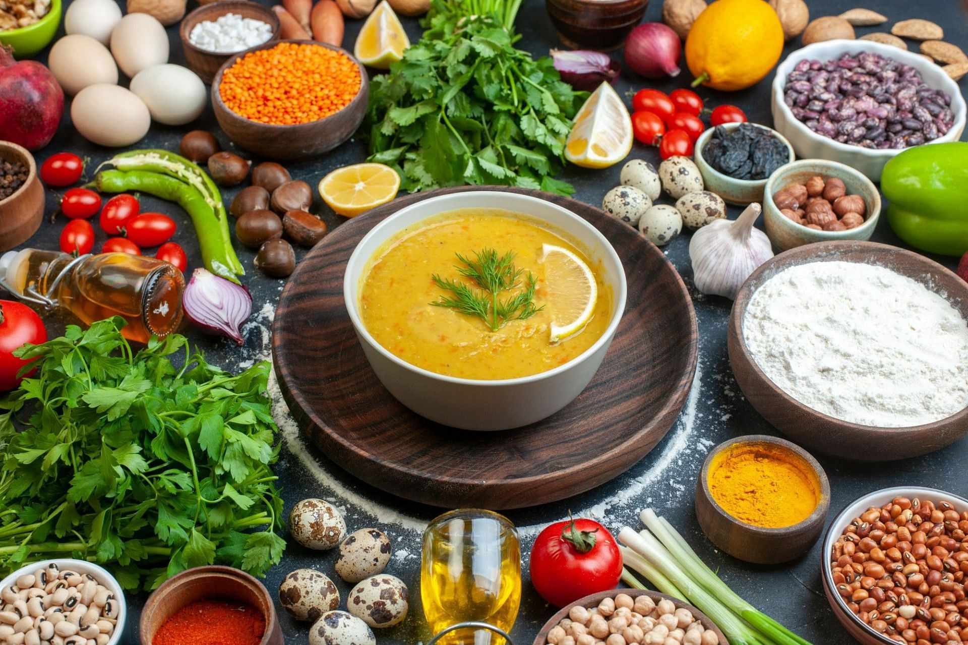 Healthy soups for weight loss (Image by KamranAydinov on Freepik)